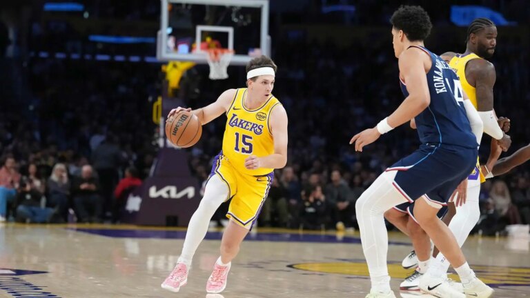 Austin Reeves fools everyone with a wild layup from behind