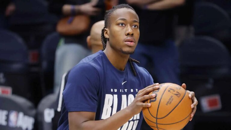 Ayo Dosunmu gets a standing ovation for her debut, which goes terribly