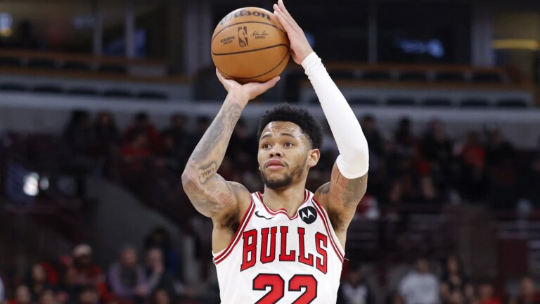 Billy Donovan updates Anferna Simmons after wrist injury