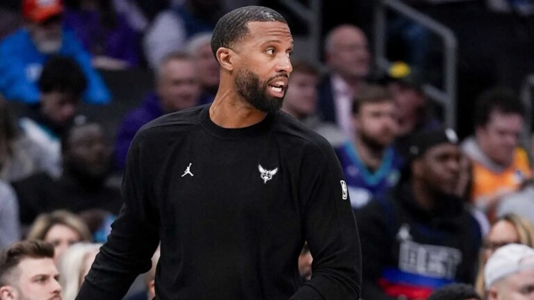 Charles Lee ejected after a fight against the Pistons