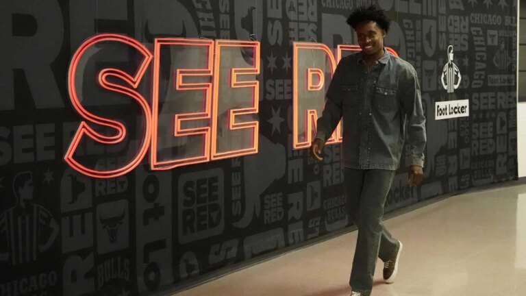 Watch Colin Sexton score his tough first bucket for Chicago