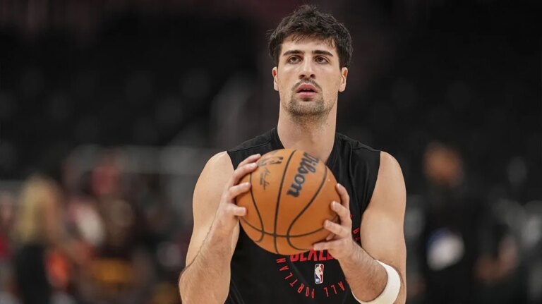 Is Danny Avdia playing today? Blazers vs. Hornets injury report