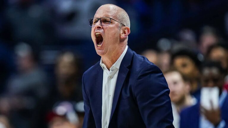 Fans booed Dan Hurley after Storrs lost to Creighton