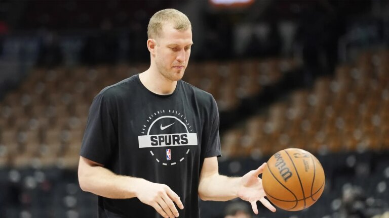 San Antonio signs Mason Plumlee for the remainder of the season