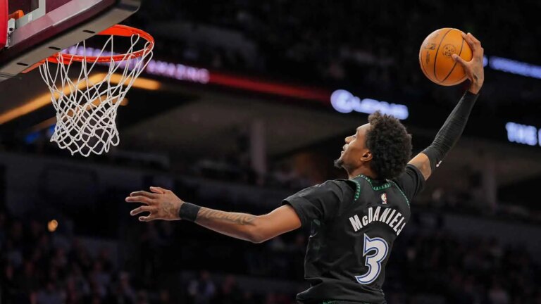 Jaden McDaniels posters Danny Avdia with a quick dunk