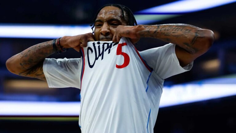 Derrick Jones Jr. denies mid-range jumper Paolo Banchero