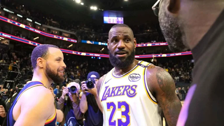 LeBron James, Stephen Curry share a special moment after Lakers-Warriors