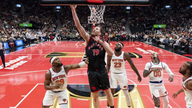 Will Jakob Poeltl recover from his injury against the Pistons?
