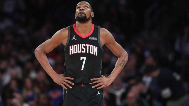 Kevin Durant and Tee Higgins exchange jerseys after the Houston-Heat clash