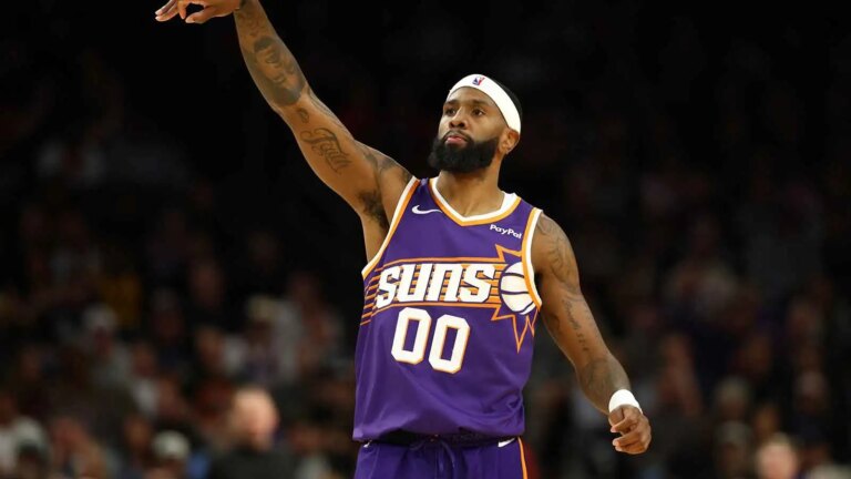 Royce O’Neale calls the game against the Lakers with a 3-pointer