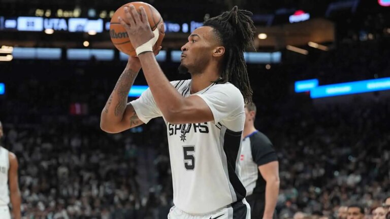 Stephon Castle leaves the Lakers game after a terrible fall