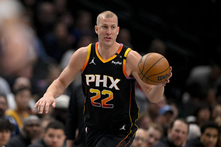 Without playing, the Spurs have already extended Mason Plumlee