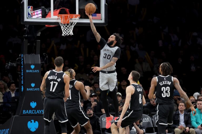 In control in Brooklyn, the Spurs get their 11th straight win