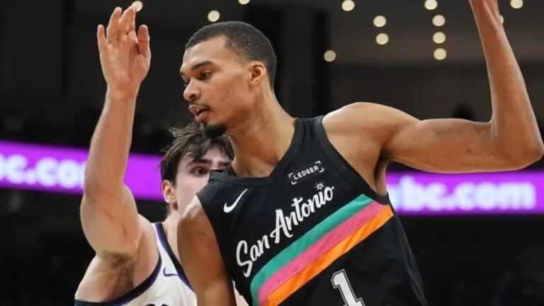 Victor Vembanyama reacts to the alien fan costume, the response of the fans at the road games