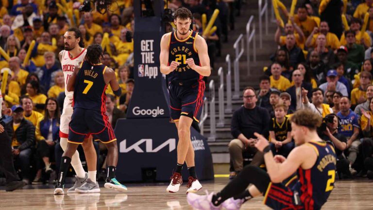 Brandin Podziemski, Quinten Post gets in a tough moment against the Pelicans