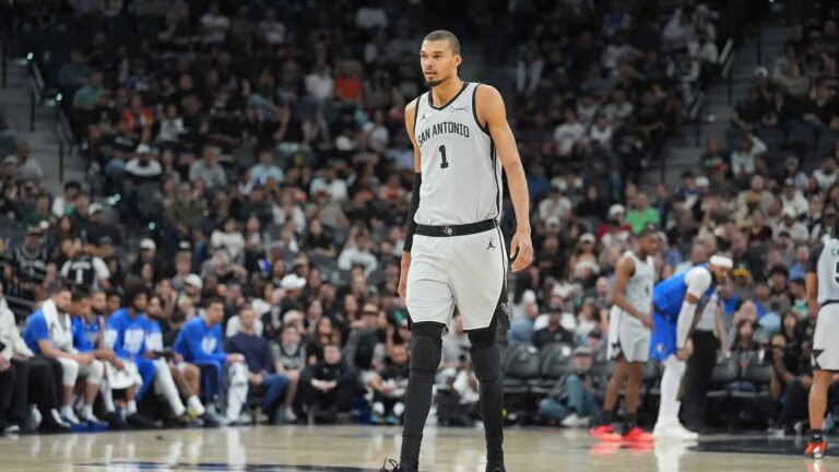 Victor Wembanyama scored 37 points in the first half against the Lakers