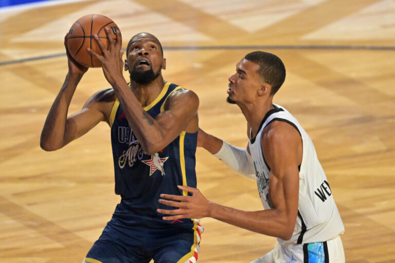 Did Kevin Durant criticize his teammates on social media?