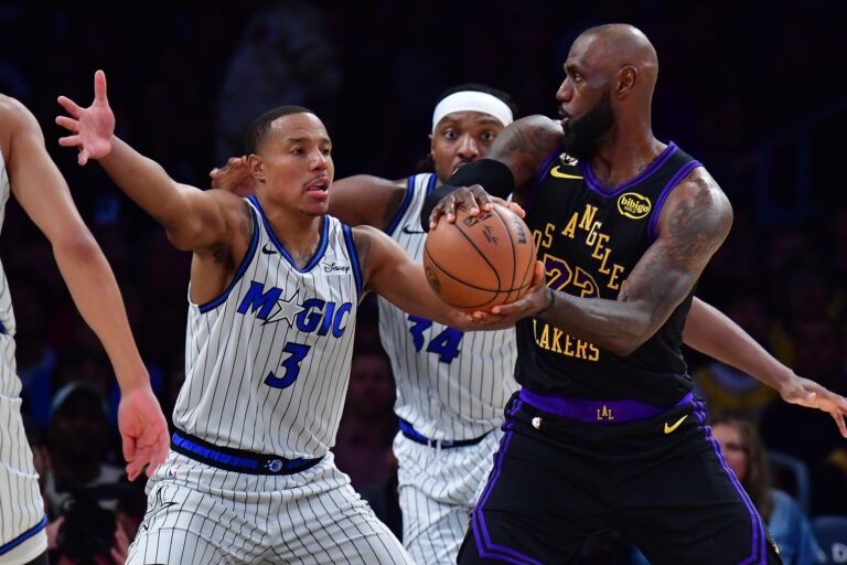LeBron James misses the game-winning shot, and the Magic beat the Lakers
