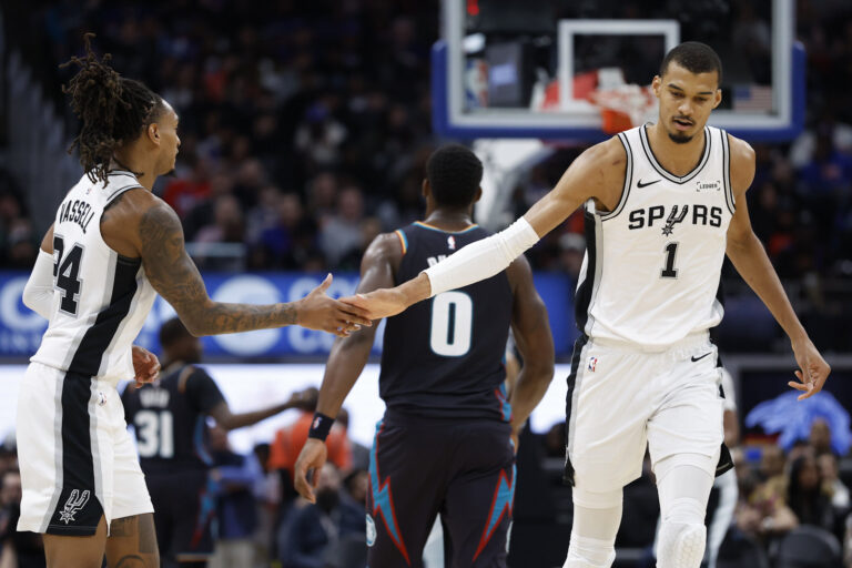 Unbeaten 9 matches, Spurs win in Detroit!