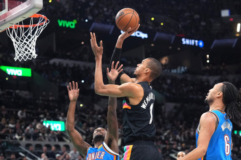 Spurs win without convincing against replacement Thunder