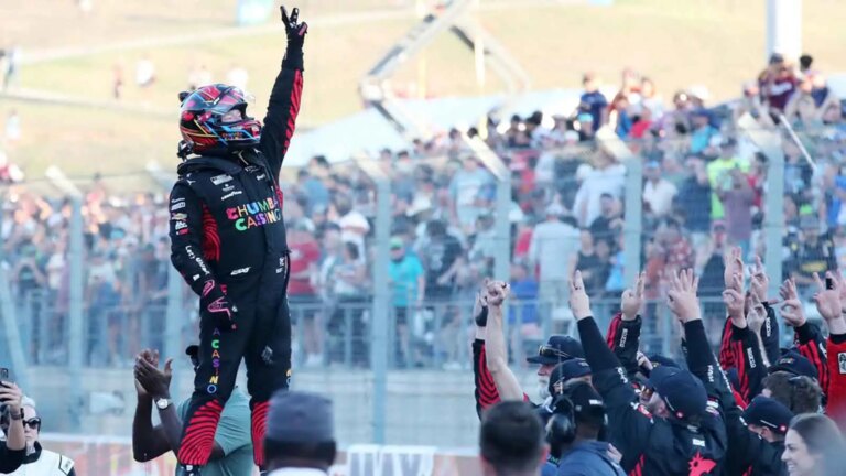 Tyler Reddick recreates Michael Jordan’s epic 3-peat photo after COTA win